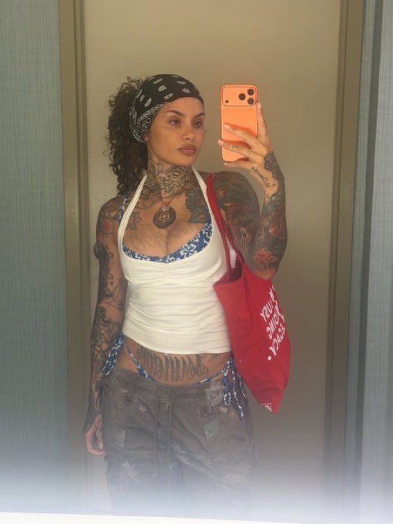 kehIanibrasil's tweet photo. Kehlani sendo casualmente gostosa mais uma vez no seu perfil secundário. https://t.co/9YUCvXityE
