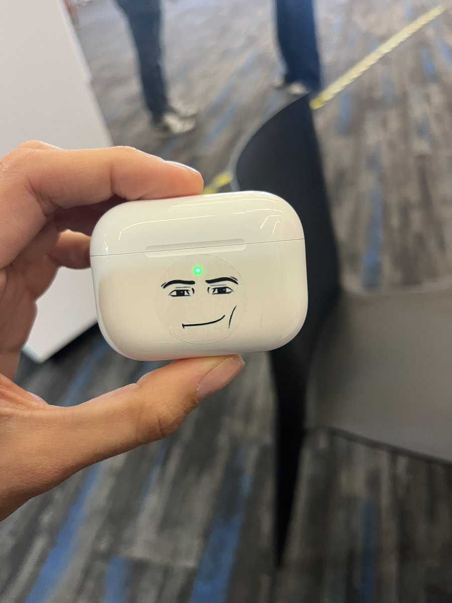BitwiseAndrea's tweet photo. find me at RDC for stickers to make your devices and peripherals way funnier https://t.co/sxc7RZkuPI