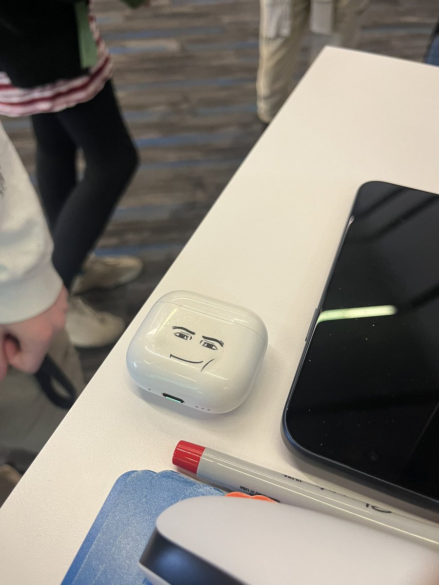 BitwiseAndrea's tweet photo. find me at RDC for stickers to make your devices and peripherals way funnier https://t.co/sxc7RZkuPI