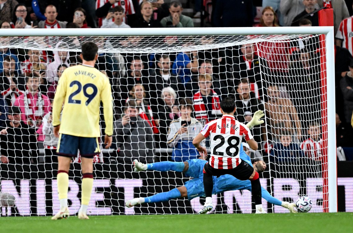 OfficialFPL's tweet photo. David Raya with the penalty save 🧤

The Arsenal clean sheet is still intact ❤️ https://t.co/iXD3N9HL3n