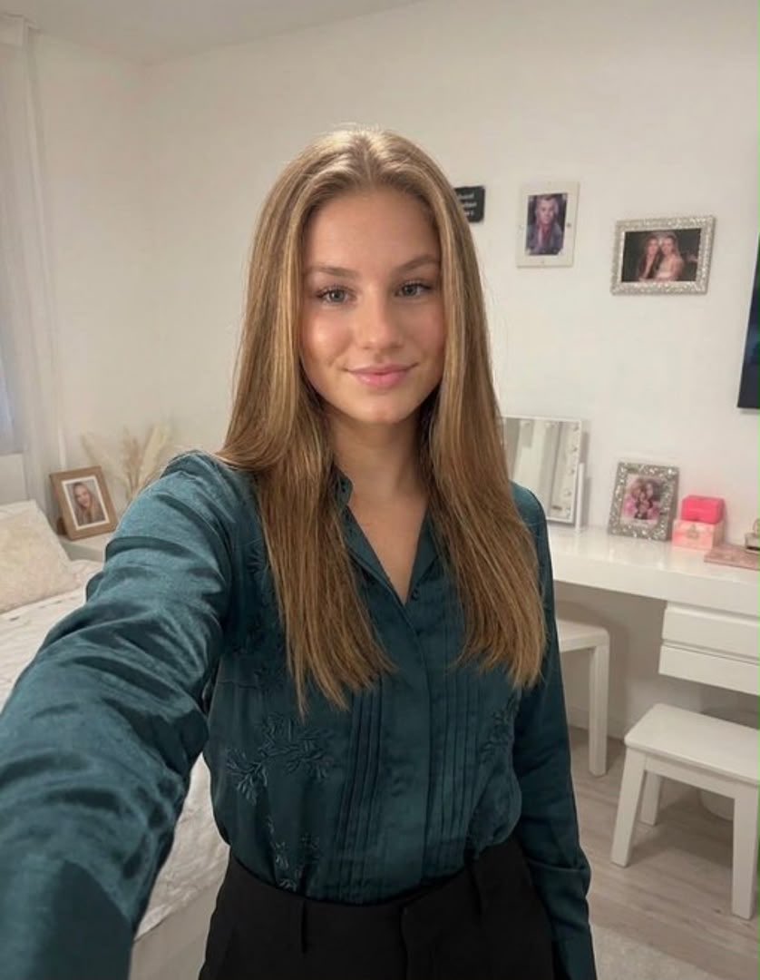 leonor_de_ast's tweet photo. How do I look today? https://t.co/fMdONeJpto