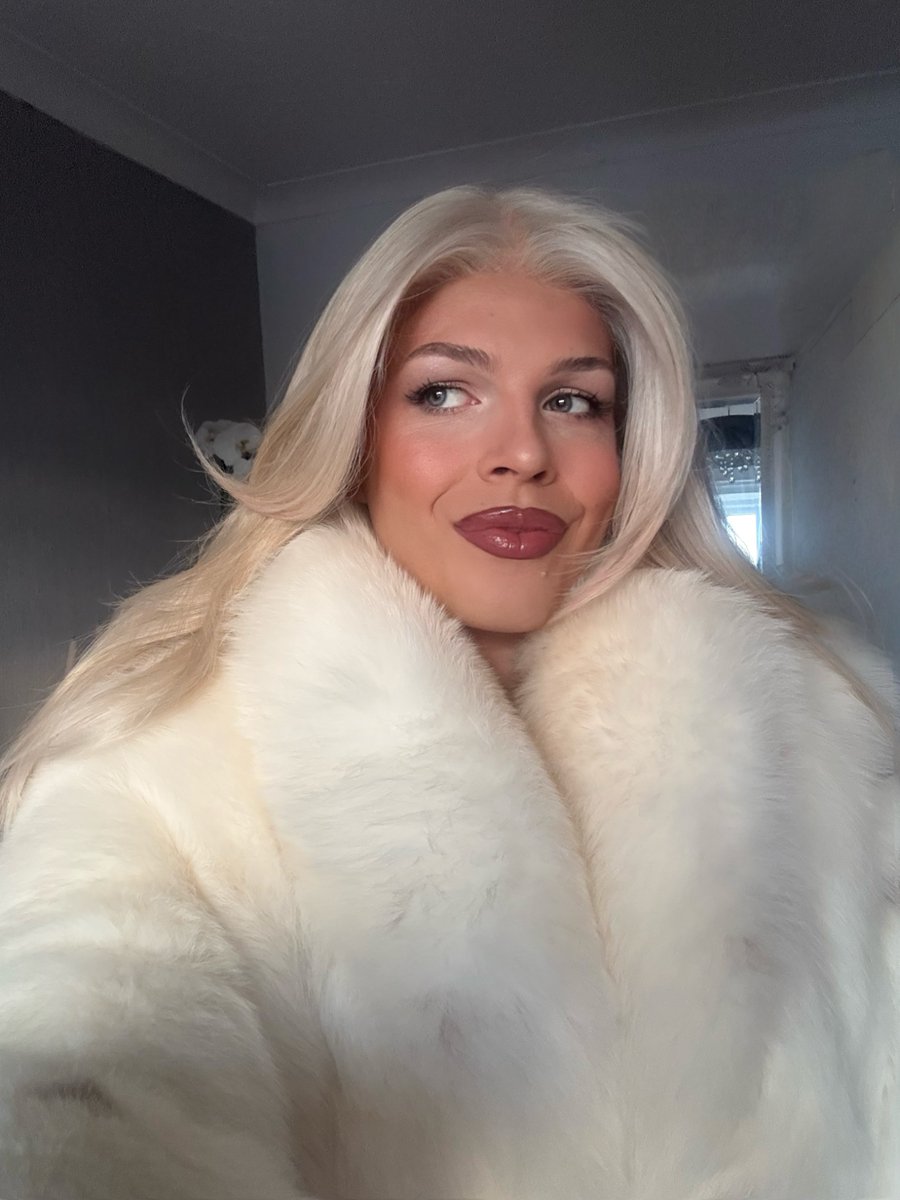 cruelfurgoddess's tweet photo. Unimpressed 😒 but I still look GORGEOUS. 💋 https://t.co/T2JbdaobQs