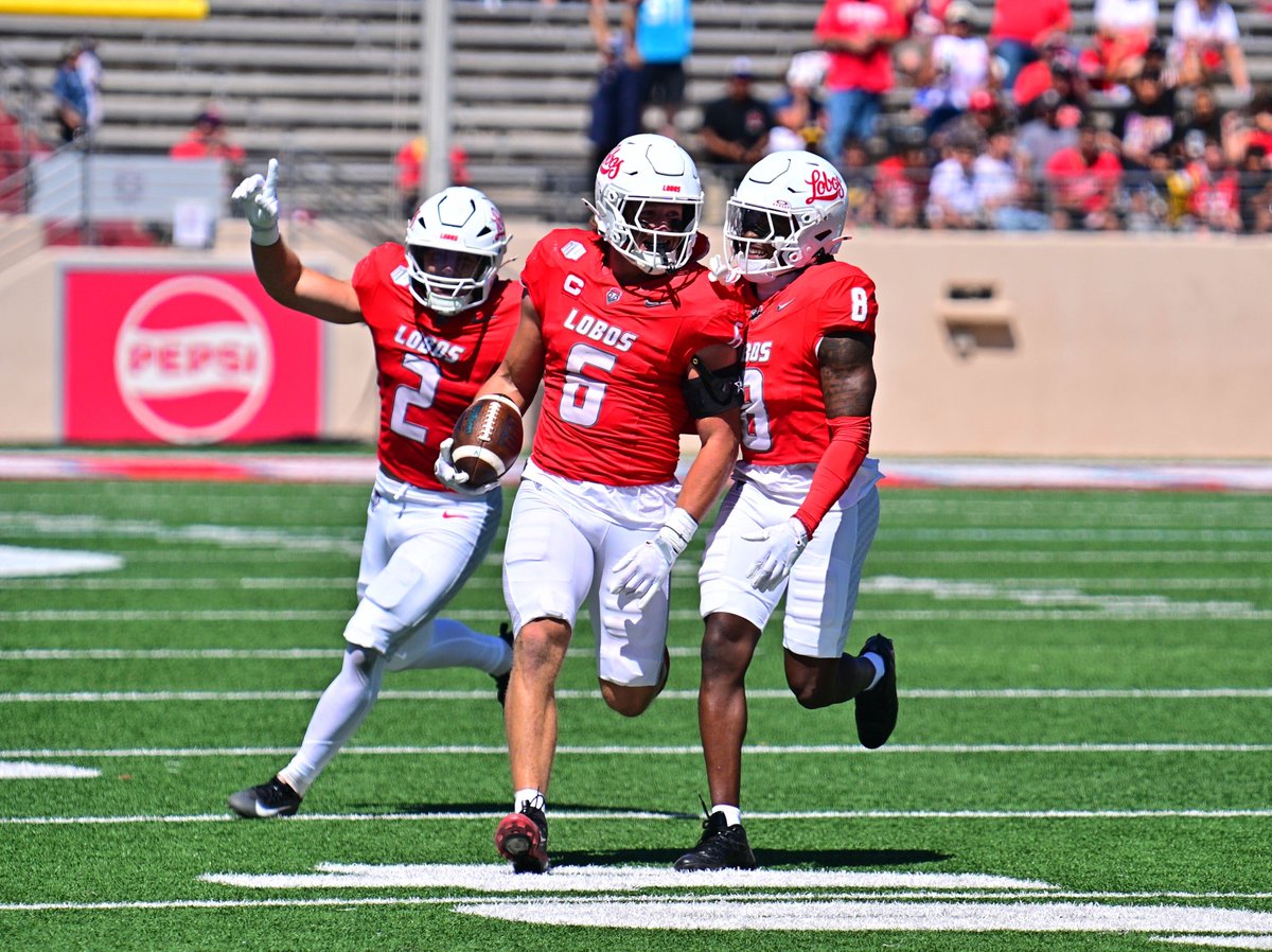 UNMLoboFB's tweet photo. NO FLY ZONE 🚫✈️ @jaxtonjay https://t.co/CERAjhMcdl