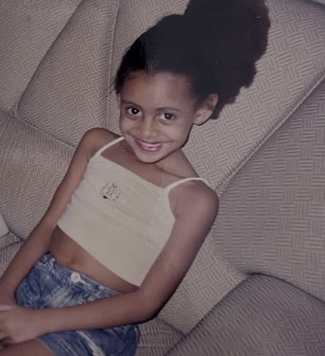 mdnightsuned's tweet photo. @itau itaú, essa é a mini eu e dançarina de É O Tchan! eu dançava “na boquinha da garrafa” e “bambolê” nas festas da família 😆😆 me leva pra relembrar tudo isso de pertinho, já tô com fomo!! #MeNotaItaú #ItaúnoRockinRio2026 https://t.co/jagj9hEoKQ