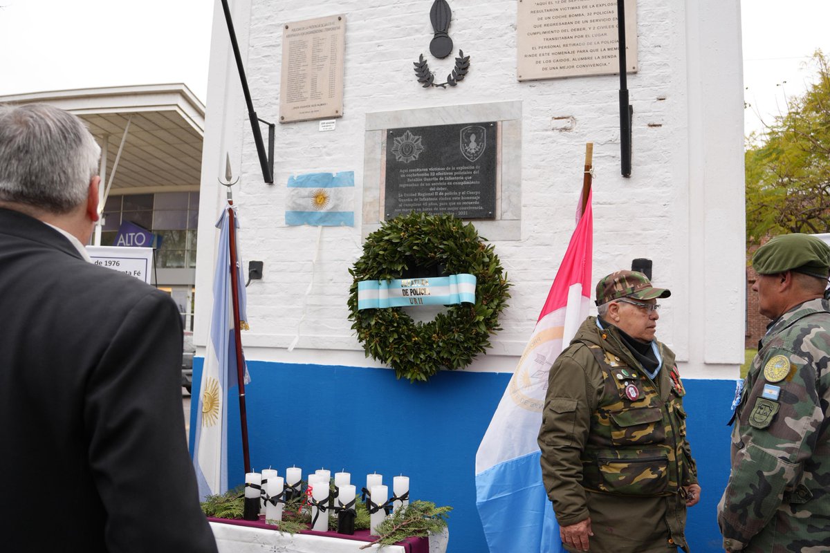 Malfesi's tweet photo. Acto en conmemoración del 50° aniversario de la Masacre de Rosario.

Atentado terrorista que costó la vida de 9 policías y 2 civiles.

Justicia y memoria integral. https://t.co/7KXI5kiiAG