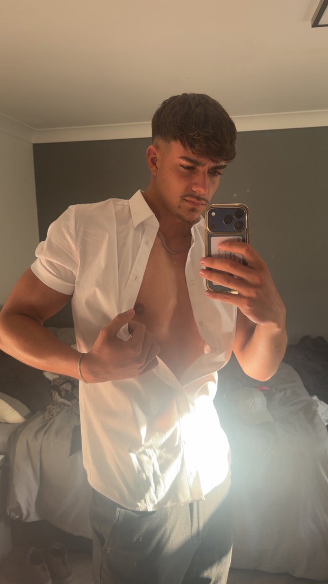 Harrywhitexx's tweet photo. R/T to take the rest off 😝 https://t.co/jkXgPh9DRd
