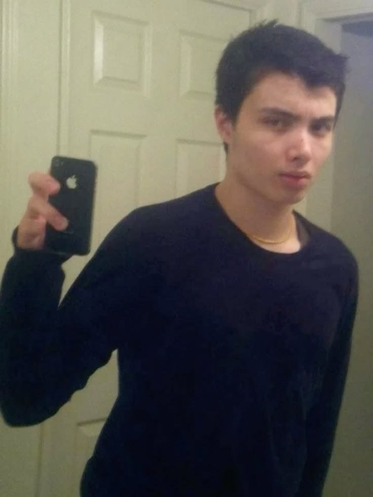 geekmouthguard's tweet photo. how your autistic friend looks at you when you dont want to watch analog horror icebergs for 6 hours https://t.co/AyOGcEau2i