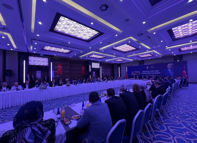 tekdemiRamazan's tweet photo. Dışişleri Bakanımız Sayın Hakan Fidan’ın katılımlarıyla gerçekleşen "Kardeşlikle Kenetlenen, İstikrarla Güçlenen Türkiye Buluşmaları" kapsamında, sivil toplum kuruluşlarımızın temsilcileri ve kanaat önderlerinin yer aldığı buluşmaya katıldık.

Sivil toplumun ve kanaat önderlerinin fikirlerinin dinlendiği, görüşlerimizi ifade etme fırsatı bulduğumuz bu anlamlı buluşma ve ufuk açıcı tespitlerin yer aldığı değerli konuşmaları için Sayın Bakanımıza ve emeği geçen herkese çok teşekkür ediyoruz.

@HakanFidan 
@tcbestepe 
@TBMMresmi