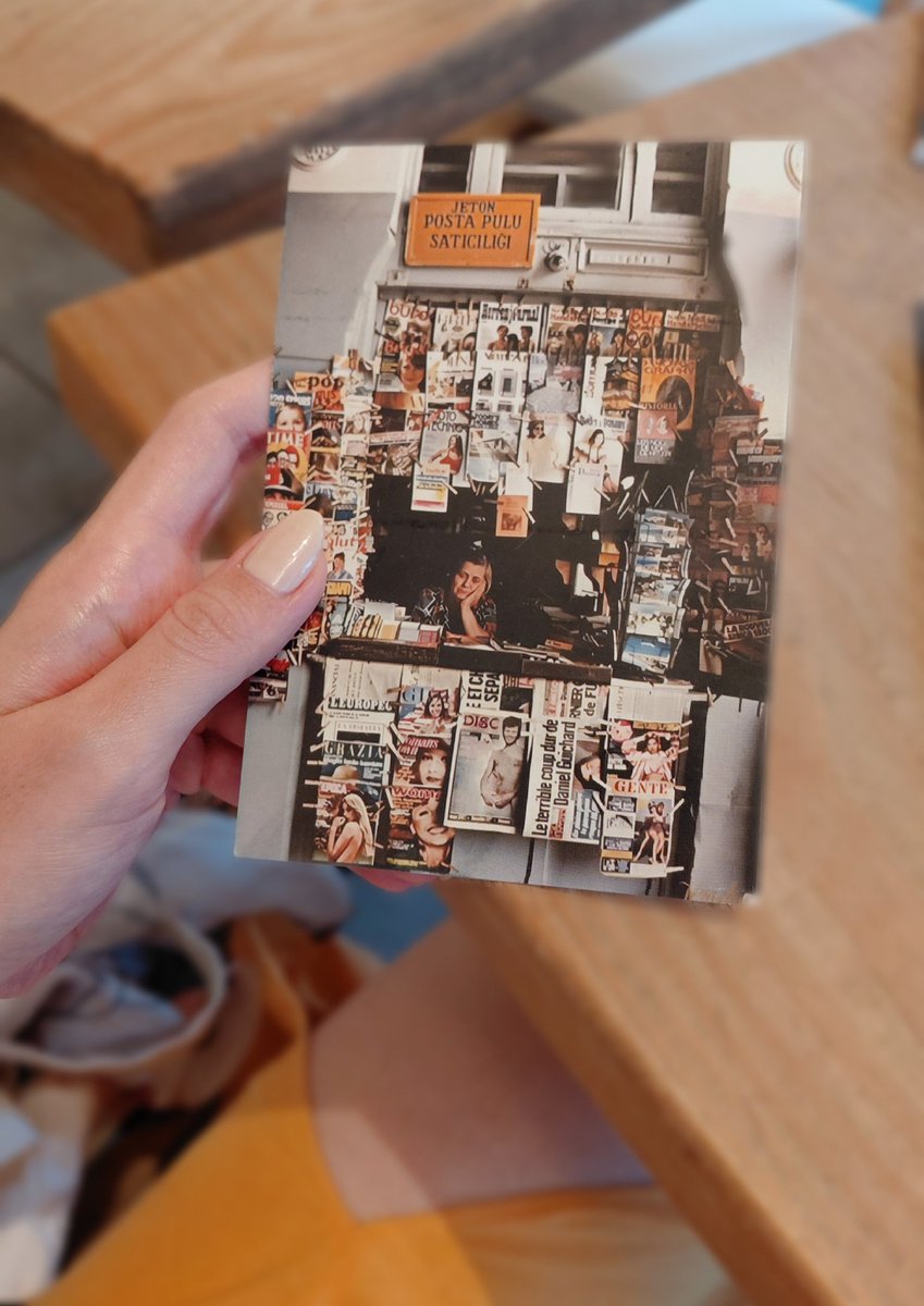 wertherist's tweet photo. En sevdiğim kitap ayracım olan kartpostalı doğum günümde büyükada iskelesinde savruk savruk gezerken bir dükkanın önünde görmüş, büyülenip dakikalarca ayrıntılarını incelemiştim, kendime hediye almak için içeri girdiğimde abi fotoğraftaki dükkanın içinde olduğumuzu söylemişti 🤍 https://t.co/1IxQUrrpep