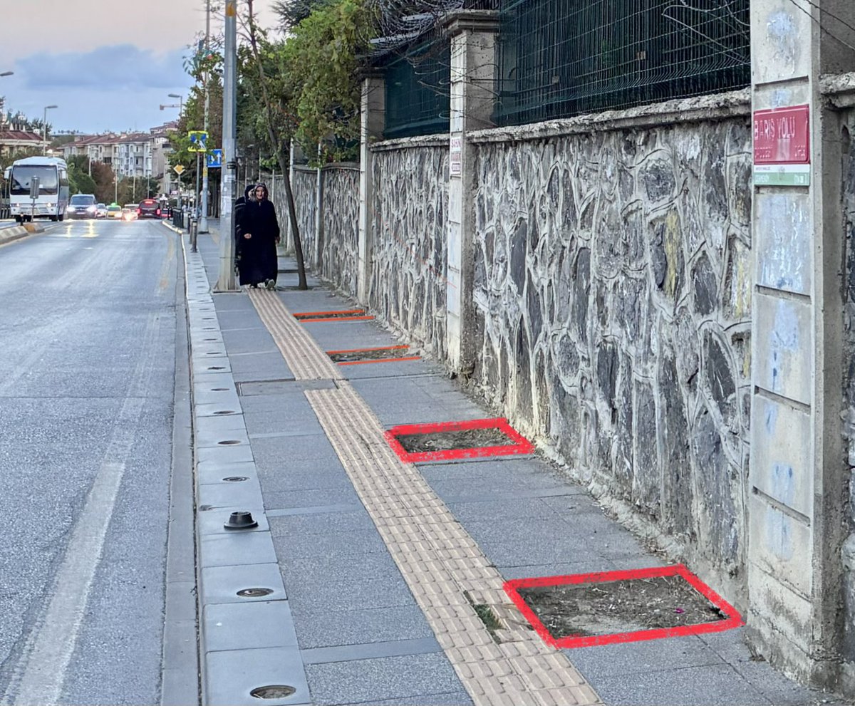 InsanDegilsin's tweet photo. Eksilen yerlere yeni fidanlar dikebilir misiniz?
Dikilmeyecekse de boşluklar uygun şekilde kapatılsın ki kaldırımlar kullanılabilsin.
@seri_nokta @IBBcozummerkezi https://t.co/NDRnPHkQRE