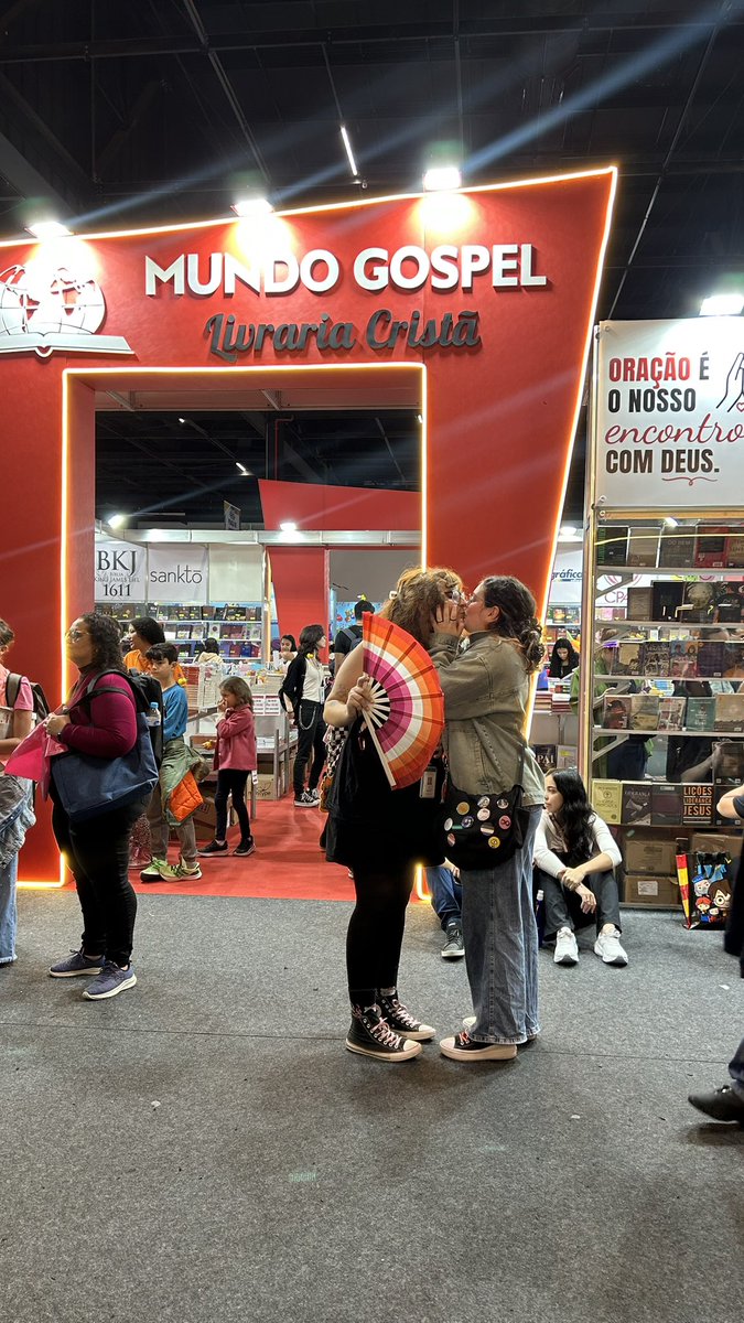 TrizRamos23's tweet photo. Eu e minha namorada se beijando na frente do Mundo Gospel na Bienal https://t.co/6smQe9kwwz