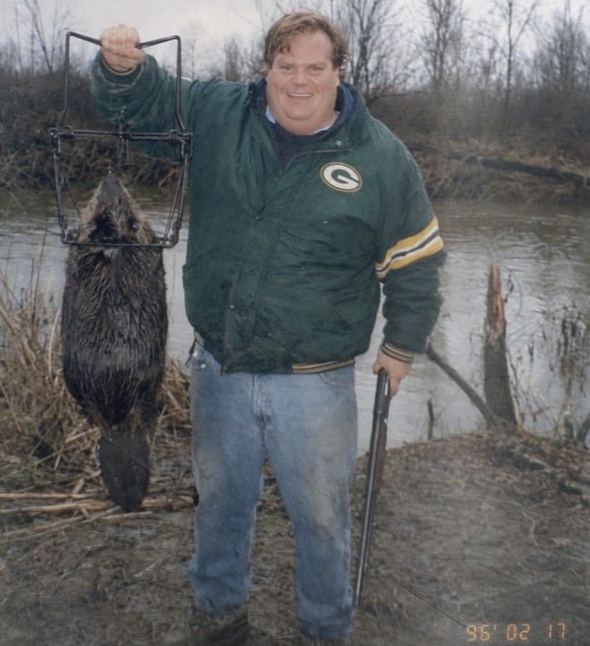 historyinmemes's tweet photo. On February 17, 1996, Chris Farley stood there grinning from ear to ear, bragging that it was the biggest beaver he’d ever seen. When someone told him it was average at best, he simply raised it higher and replied, “Shut the fuck up, Winchester, miss ya, fatty.” https://t.co/PHjG4xrxSR