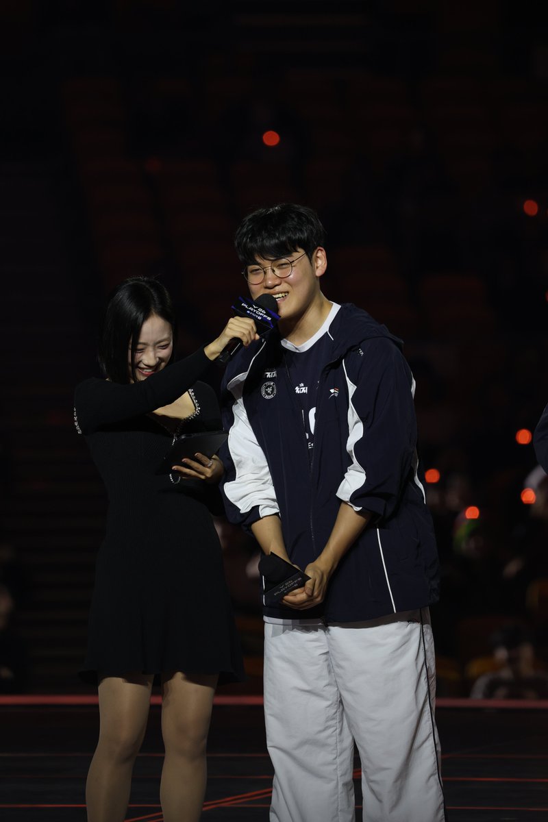 Gom_Nyang's tweet photo. 저희가게 아직 정상영업합니다 ,,,,,, 사진정리 언제 다하지 생일축하노래 불러주는 원딜과 생일주인공 서폿 https://t.co/An6iCsgLdS