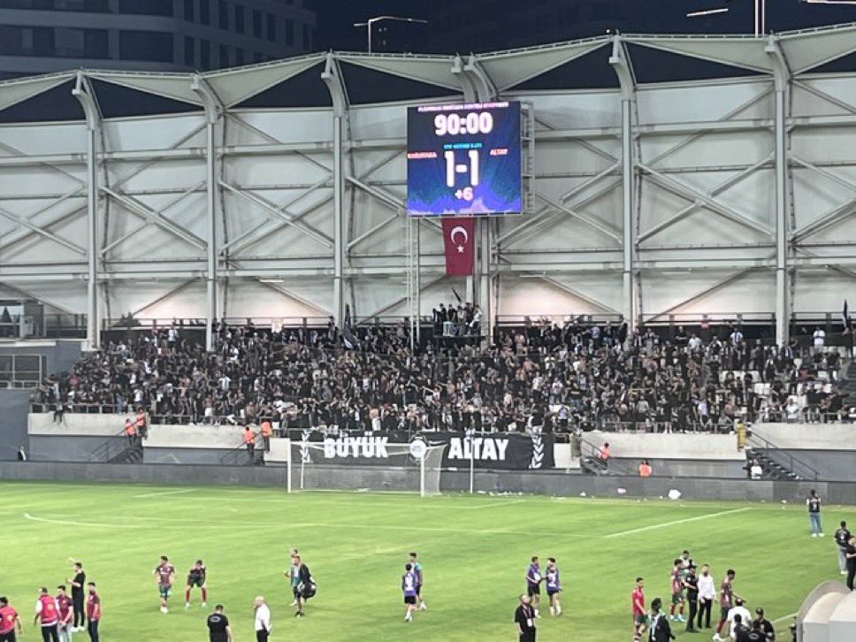marcopasa1914's tweet photo. Kulübe 2 gün sonra kayyum atanacak, 1 milyar TL borç var, 5 yıldır transfer yasağı var ve kadrodaki herkes altyapı çıkışlı. Büyük camialar zor günler geçirebilir ama onları büyük yapan şey zor zamanlarda verdikleri mücadeledir.

Büyükler Ölmez! https://t.co/ExERo0ZoGg