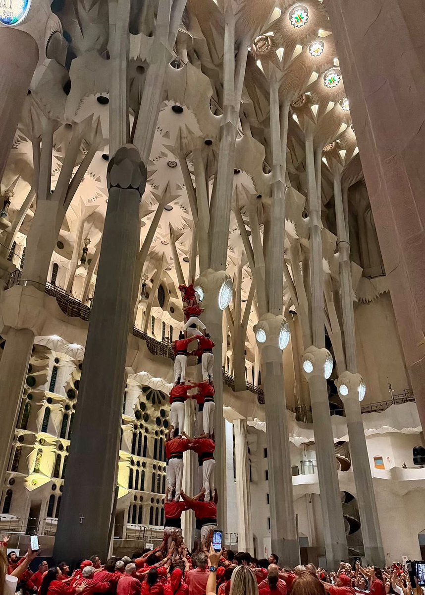 JoanMarcF's tweet photo. Històric 4d8 dels @nensdelvendrell a l’interior de la Sagrada Família amb motiu del centenari de la colla @CastellsEnXarxa @elMonCasteller #castellers 💯 #gaudi https://t.co/rtsyIVKLM9