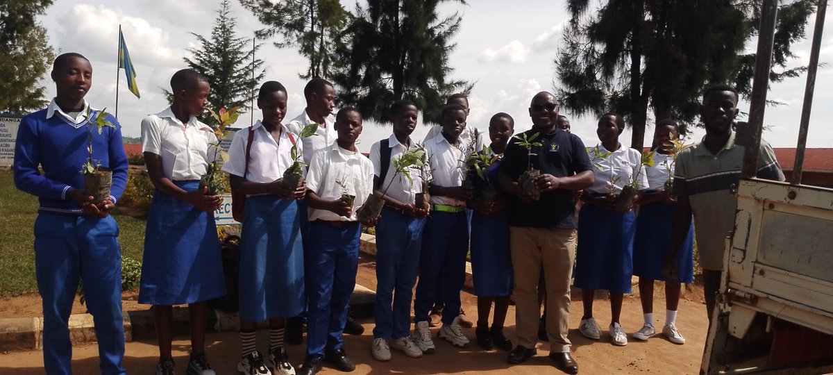 acfrwanda's tweet photo. @acfrwanda muri gahunda yayo yo   kubungabunga #ibidukikije ikundisha abana ibiti ibasobanurira akamaro kabyo kandi ibashishikariza kubibungabunga. @GreenFundRw , @Gicumbi_Rwanda https://t.co/Ce9yDQQyU5