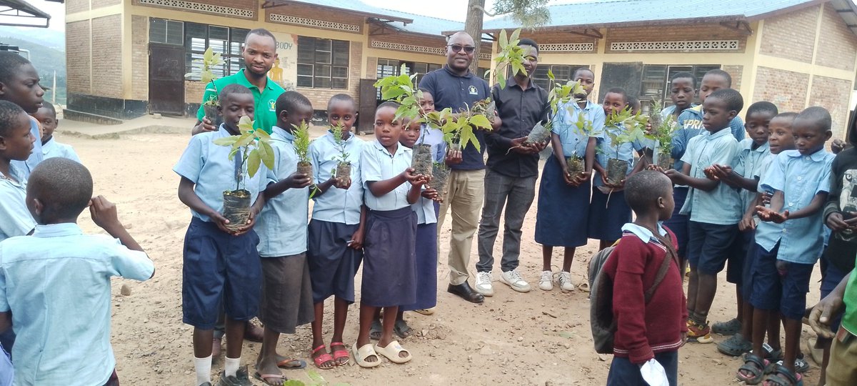 acfrwanda's tweet photo. @acfrwanda muri gahunda yayo yo   kubungabunga #ibidukikije ikundisha abana ibiti ibasobanurira akamaro kabyo kandi ibashishikariza kubibungabunga. @GreenFundRw , @Gicumbi_Rwanda https://t.co/Ce9yDQQyU5