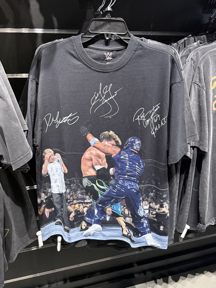 crashoutayala's tweet photo. I’m losing my fucking mind at Lids https://t.co/okCn2Yl93U