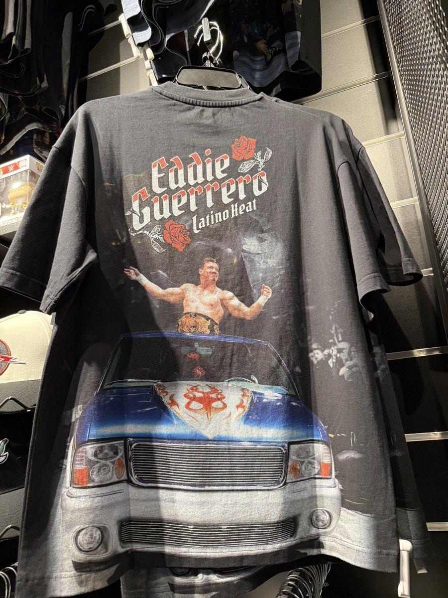 crashoutayala's tweet photo. I’m losing my fucking mind at Lids https://t.co/okCn2Yl93U