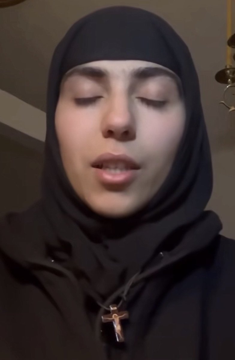 abracetradicao's tweet photo. Recentemente, o pai espiritual da jovem grega Helen Mazlou, que, em 2024, era uma das tiktokers mais populares da Grécia antes de abandonar a vida de influenciadora para entrar em um mosteiro, confirmou que, após 2 anos, ela continua no mosteiro, saudável e “mais feliz do que nunca esteve na vida, apesar de ter tido tudo”. Segundo ele, Helen não deixaria a vocação por nada neste mundo.

Em 2024, aos 23 anos e com quase 500 mil seguidores no TikTok, Helen surpreendeu os seguidores ao apagar todo o conteúdo antigo e desaparecer das redes sociais.

Em setembro daquele ano, ela voltou apenas para anunciar que havia se tornado uma freira. A cerimônia de tonsura ocorreu em 20 de julho de 2024 no Mosteiro do Profeta Elias, no norte da Grécia. 

Helen explicou que passou por um processo de conversão gradual. “Não conhecia Cristo como pensava. Me catequizei pelo YouTube.”, disse em entrevista. Ela afirmou que a vida de oração e serviço no mosteiro é “linda” e que não trocaria por nada. A família apoiou a escolha desde o início.

Hoje, aos 25 anos, ela usa as redes sociais apenas para conteúdo religioso.