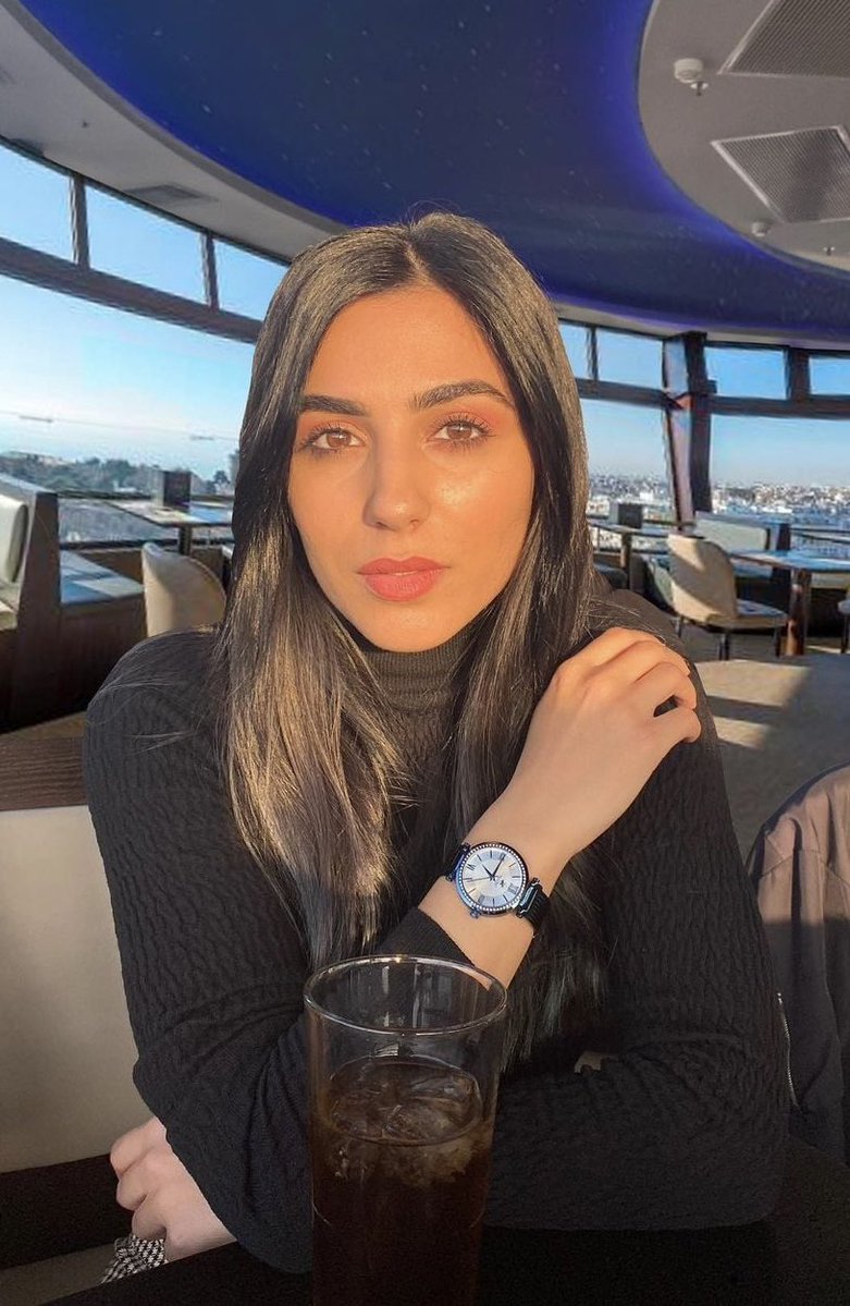 abracetradicao's tweet photo. Recentemente, o pai espiritual da jovem grega Helen Mazlou, que, em 2024, era uma das tiktokers mais populares da Grécia antes de abandonar a vida de influenciadora para entrar em um mosteiro, confirmou que, após 2 anos, ela continua no mosteiro, saudável e “mais feliz do que nunca esteve na vida, apesar de ter tido tudo”. Segundo ele, Helen não deixaria a vocação por nada neste mundo.

Em 2024, aos 23 anos e com quase 500 mil seguidores no TikTok, Helen surpreendeu os seguidores ao apagar todo o conteúdo antigo e desaparecer das redes sociais.

Em setembro daquele ano, ela voltou apenas para anunciar que havia se tornado uma freira. A cerimônia de tonsura ocorreu em 20 de julho de 2024 no Mosteiro do Profeta Elias, no norte da Grécia. 

Helen explicou que passou por um processo de conversão gradual. “Não conhecia Cristo como pensava. Me catequizei pelo YouTube.”, disse em entrevista. Ela afirmou que a vida de oração e serviço no mosteiro é “linda” e que não trocaria por nada. A família apoiou a escolha desde o início.

Hoje, aos 25 anos, ela usa as redes sociais apenas para conteúdo religioso.