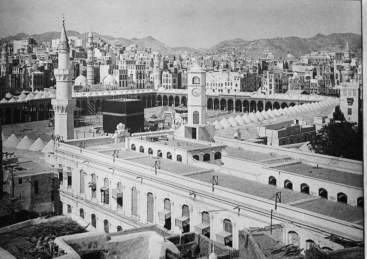 Haqiqatjou's tweet photo. @mohammed_hijab I'm not calling for hostility.

I'm calling for new Custodians, whoever they will be, to cleanse the holy sites from McDonald's, Starbucks, and every other abomination we have had to suffer. https://t.co/SMeCNYFHwg
