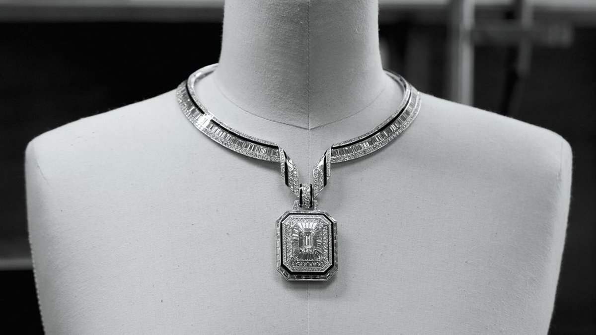 osamachabbi's tweet photo. Céline Dion wears a @Boucheron 10,01 Carats High Jewelry necklace inspired by the octogonal shape of Place Vendôme in Paris. https://t.co/2Q6ilhEteX