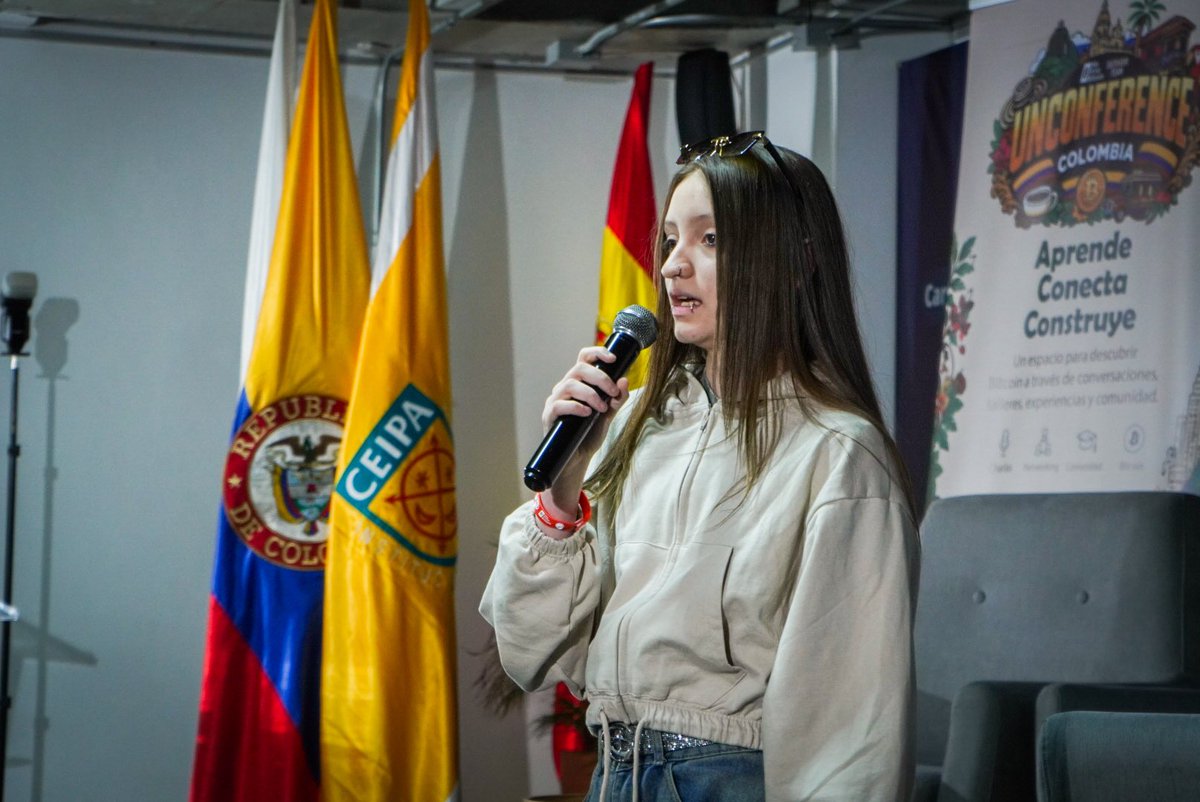 satoshiteam_'s tweet photo. ⚡️ Salome Arboleda nos habló sobre Bitcoin y computación cuántica: cuatro años de evolución, desde las primeras propuestas hasta BIP-360 en testnet. ₿

Una charla para entender el futuro sin alarmismo ni tecnicismos innecesarios🚀
@MyFirstBitcoin_ 
#Bitcoin #UnConferenceColombia https://t.co/wt8AlXVyVC