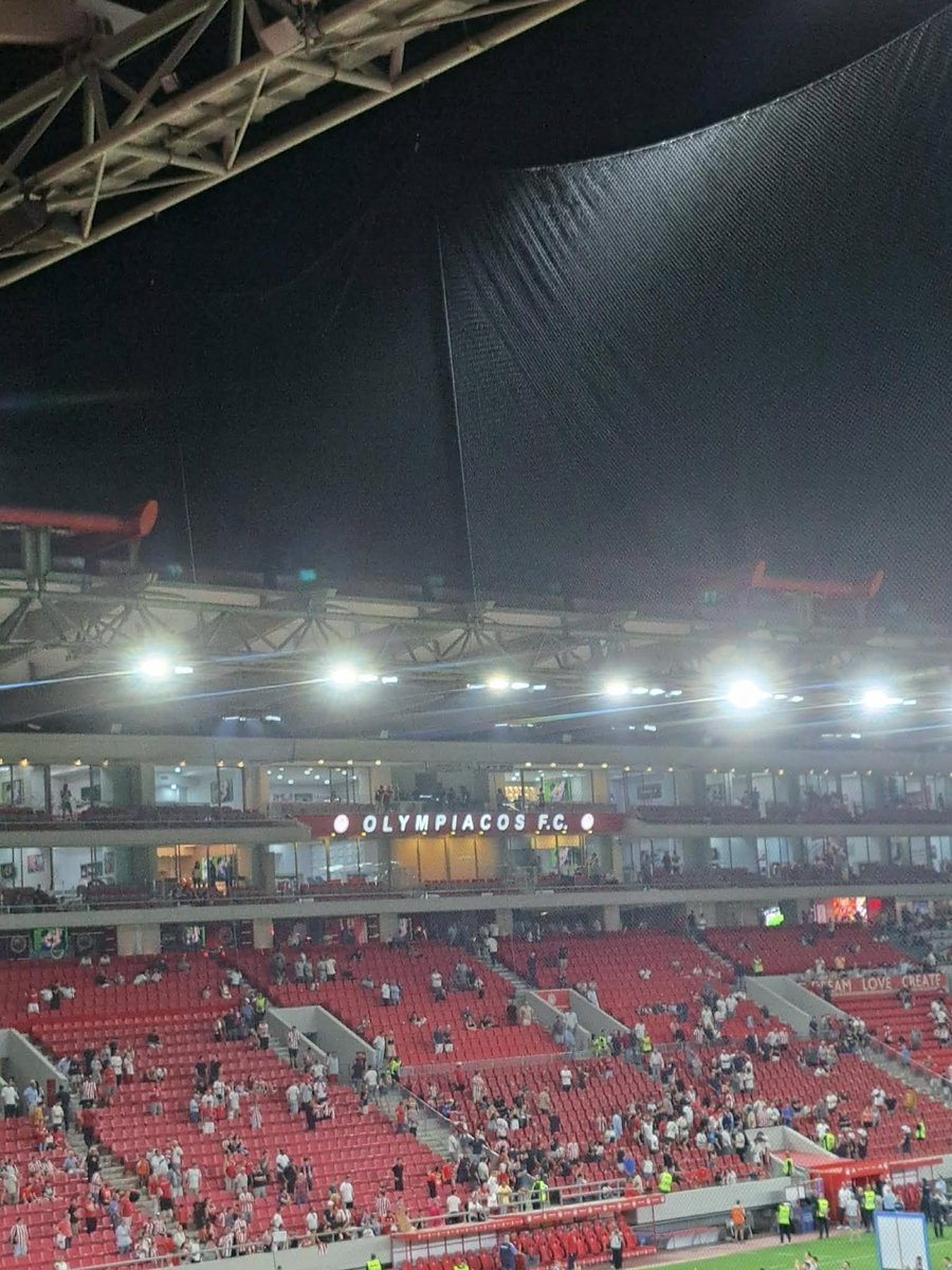 Ru_Gu_7's tweet photo. Σιχαίνομαι αυτό που έχει γίνει o #OlympiacosFC.

Σιχαίνομαι τον τρόπο που διοικείται.

Σιχαίνομαι που υπάρχουν χρόνια τώρα ανίκανα άτομα μέσα στο σύλλογο και δεν απομακρύνονται.

Σιχαίνομαι το κρυφτό, τις διαρροές, την αλλοίωση της πραγματικότητας, την επικοινωνιακή πολιτική και διαχείρηση Γ' τοπικού.

Σιχαίνομαι τους υπαλλήλους, τους τραμπούκους, τους νταήδες που απειλούν και κουνάνε το δάχτυλο στον κόσμο του Ολυμπιακού. Τους υποτακτικούς που τολμάνε να πούνε στον κόσμο του Ολυμπιακού να μην εκφράσει τη δυσαρέσκεια του, όπως και όποτε αυτός γουστάρει. «Κάνε ησυχία. Μη μιλάς. Θα το κάνεις όταν και όπως σου πω εγώ». Αυτοί που ακόμα και όταν η διοίκηση κάνει κάτι εντελώς αντίθετο από αυτό που πιστεύουν, αρνούνται να γράψουν το οτιδήποτε αρνητικό για εκείνη.

Σιχαίνομαι το γεγονός ότι έχει αλλάξει η ταυτότητα της Θύρας 7.

Σιχαίνομαι αυτούς που έκαναν σήμερα χειρονομίες στον υπόλοιπο κόσμο.

Σιχαίνομαι το γεγονός ότι ο κόσμος του Ολυμπιακού είναι διχασμένος και το γήπεδο έχει εικόνα εμφύλιου πολέμου.

Σιχαίνομαι τον τρόπο που διώξανε τον μεγαλύτερο προπονητή της ιστορίας μου. Σιχαίνομαι το πως το επικοινωνούν. Σιχαίνομαι το πως τολμάνε να γράφουν ψέματα για εκείνον.

Σιχαίνομαι και στεναχωριέμαι αφάνταστα για τον νέο προπονητή και το πως τον έχουν κάψει πριν καν δείξει τη δουλειά του. Σοβαρά θέλετε να μιλήσουμε για κάτι αγωνιστικό; Είδαμε προφανώς μια γεύση από τη φιλοσοφία του, αλλά τι; Να αλλάξει τι μέσα σε 2 μέρες, προφανώς και είναι πολύ πιο πιθανό η εικόνα της ομάδας τις πρώτες ημέρες να είναι και χειρότερη.

Σιχαίνομαι ότι είναι τόσο ανίκανοι να αναγνωρίσουν ότι αυτό που έγινε σήμερα στο γήπεδο θα συνέβαινε, αν το πράγμα στράβωνε σήμερα όσον αφορά το αποτέλεσμα. Λες και πρέπει να είσαι μεγάλος ποδοσφαιράνθρωπος για να καταλάβεις ότι, όταν διώχνεις νύχτα με πούστικο και αχαρακτήριστο τρόπο τον μεγαλύτερο προπονητή στην ιστορία σου αρχές Σεπτέμβρη εν μέσω αγωνιστικής περιόδου, ο κόσμος βρίσκεται στα κάγκελα, έτοιμος να ξεσπάσει.

Σιχαίνομαι ότι δεν είχαν τα αρχίδια να προχωρήσουν σε αυτήν την αλλαγή όταν έπρεπε. 

Σιχαίνομαι για το άρρωστο κλίμα. Σιχαίνομαι το γεγονός ότι έχουμε καταλήξει να τρώνε ανάθεμα οι αρχηγοί του Ολυμπιακού.

Σιχαίνομαι το γεγονός ότι η ομάδα διοικείται από ανθρώπους που αρνούνται να παραδεχτούν ανοιχτά ότι κάνουν λάθος. Σιχαίνομαι το γεγονός ότι η ομάδα διοικείται από ανθρώπους που δεν μαθαίνουν από τα λάθη τους και τα επαναλαμβάνουν ξανά και ξανά και ξανά.

Σιχαίνομαι το γεγονός ότι ο Ολυμπιακός μετά την κατάκτηση του Κόνφερενς και του νταμπλ αντί να εκτοξευθεί, καταλήγει 1 χρόνο μετά σε μια από τις χειρότερες περιόδους εσωστρέφειας στην ιστορία του συλλόγου.

Σιχαίνομαι τους καραγκιόζηδες που τολμούν να χαρακτηρίζουν ως «νεόπλουτους βαζελόγαυρους» αυτούς που φώναξαν σήμερα το όνομα του Μεντιλίμπαρ, επειδή λέει έχουν διαρκείας από το 2004. Θα σε στεναχωρήσω «Ολυμπιακάρχη». Αυτοί που το φώναξαν περισσότερο από όλους είναι άνθρωποι που πηγαίνουν 40+ χρόνια στο γήπεδο. Έλα στην 21 να τους πεις κατάμουτρα ότι είναι νεόπλουτοι βαζελόγαυροι. Απλοί άνθρωποι, Πειραιώτες, που και να δυσκολεύονται οικονομικά πάντα θα βρίσκουν χώρο να έρχονται να υποστηρίξουν την ομάδα. Που πηγαίνανε στα νιάτα τους στην 7 για δύο δεκαετίες. Για έλα να τους πεις νεόπλουτους. Παλιομαλάκα.

Σιχαίνομαι το πόσο αντιποδοσφαιρικά λειτουργούν. Σιχαίνομαι τα ψέματα. Σιχαίνομαι αυτό το κλίμα.

Σιχαίνομαι να μου κάνει πλάκα ο ΟΦΗ στο Καραϊσκάκης, να μη μπορώ να κάνω φάση, να χάνω 0-1 στο 89' και να κάνω πασούλες στο κέντρο και να δίνεται εντολή να ακουστεί ο ύμνος του Ολυμπιακού. Λες και τιμά τον έφηβο αυτή η εικόνα που βλέπουμε. Να το τραγουδήσουμε για την υπερπροσπάθεια λες και παίξαμε απέναντι στην Μπαρτσελόνα και ηττηθήκαμε μαχόμενοι. Από τους ίδιους που έκαναν χειρονομίες αυτό, έτσι;

Σιχαίνομαι που τα γράφω αυτά τώρα. Σιχαίνομαι που υπάρχει αυτό το κλίμα. Σιχαίνομαι που θα το κουβαλάει η ομάδα.

Ο Ολυμπιακός είναι ο κόσμος του. Και ο κόσμος του σήμερα έφυγε από το γήπεδο πάρα πολύ στεναχωρημένος, μπερδεμένος και θυμωμένος.

Και η τελευταία εικόνα που αντίκρισε πριν φύγει, είναι γρήγορα γρήγορα να κλείνουν τα «παντζούρια» της σουίτας.

Διχασμός. Εμείς και εσείς. Εκεί μας κανταντήσατε.