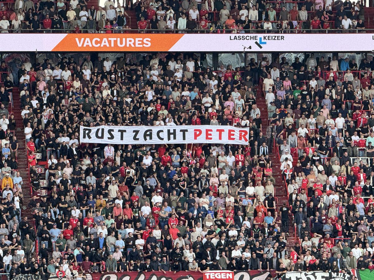 KatWolf_BV's tweet photo. Mooi dat er 2-0 gewonnen is, belangrijker was dit doek.
Rust zacht Peter!
Al zat je al een hele tijd niet meer voor ons op jouw plek in vak 120.
Sterkte aan al zijn vrienden en familie met dit verlies.
#TWEado @vakp @fctwente https://t.co/fnDGNAygzU