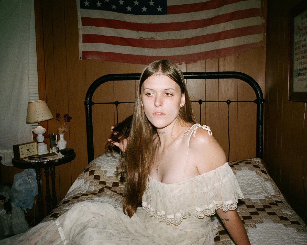 HauntedAuraa's tweet photo. love this aesthetic https://t.co/A1l6Fpfk0d