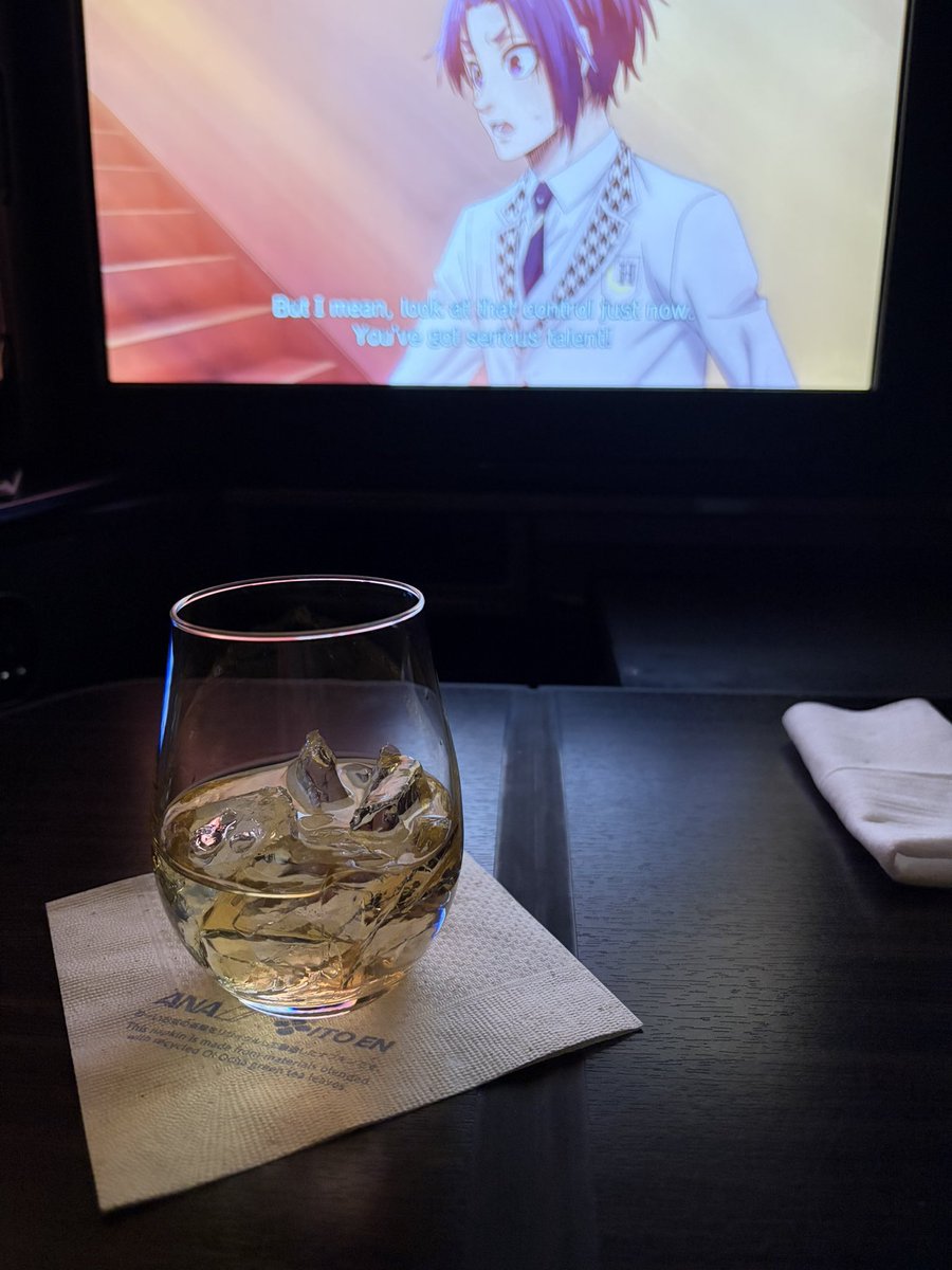KO_ri_man's tweet photo. 帰国🛬到着早すぎてこっちでも1時間半待ちぼうけ😇
ブルーロック続きが気になる👀 https://t.co/XNru3W9mzA