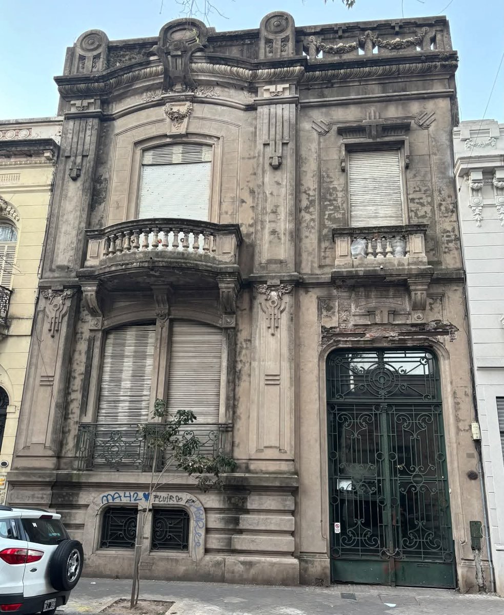 TraductorTeAma's tweet photo. En 1986, en Rosario se robaron 300 obras de arte de esta casona construida por el arquitecto italiano Gaetano Rezzara.

Las víctimas fueron el matrimonio de Hortensia Tricerri y Victorio Capriolo.

En 1991 les volvieron a robar.

Sus herederos aún siguen intentando recuperar las piezas.

En 2022 entraron otra vez y les chorearon la computadora. Supongo que para evitar que sigan buscando sus bienes.