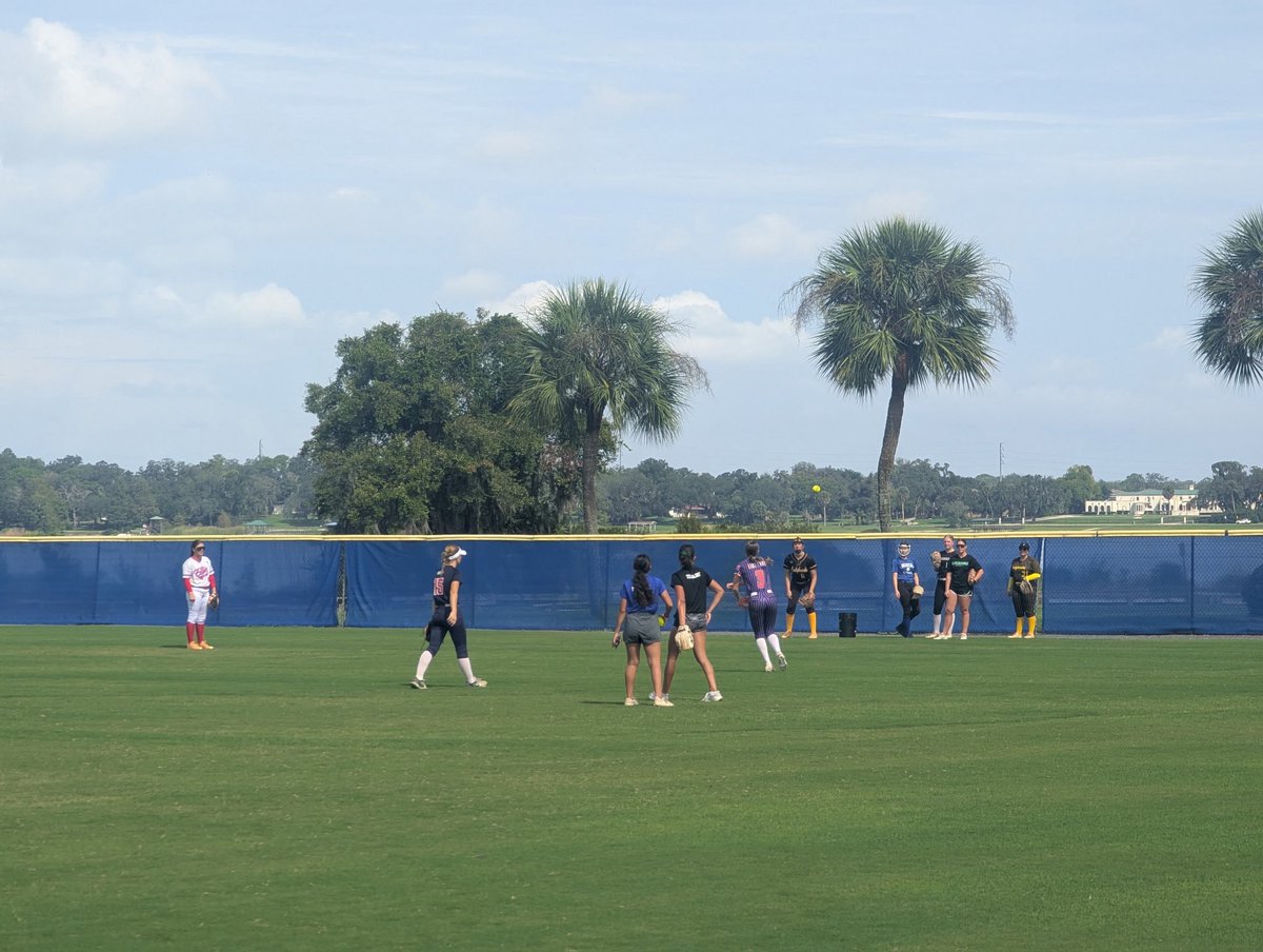 kenzilibrandi3's tweet photo. Great day on the clay at Lake Sumter State College. Thank you to the coaches and players for the instruction and feedback. Ready to keep working 💪🥎 @JustusPerry18 @LakehawkSB @KaydenceSch08 @UnityHargrave https://t.co/KxVYReOnbp