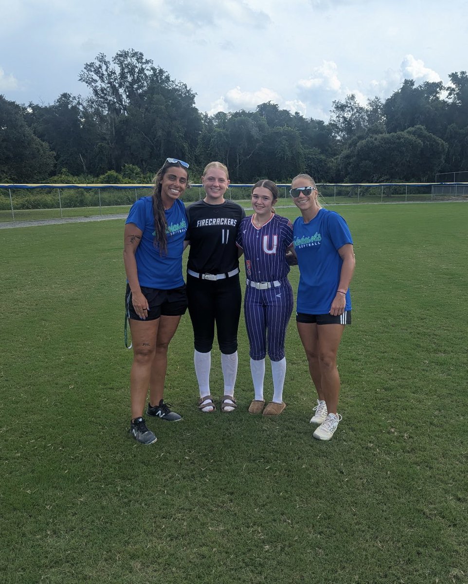 kenzilibrandi3's tweet photo. Great day on the clay at Lake Sumter State College. Thank you to the coaches and players for the instruction and feedback. Ready to keep working 💪🥎 @JustusPerry18 @LakehawkSB @KaydenceSch08 @UnityHargrave https://t.co/KxVYReOnbp