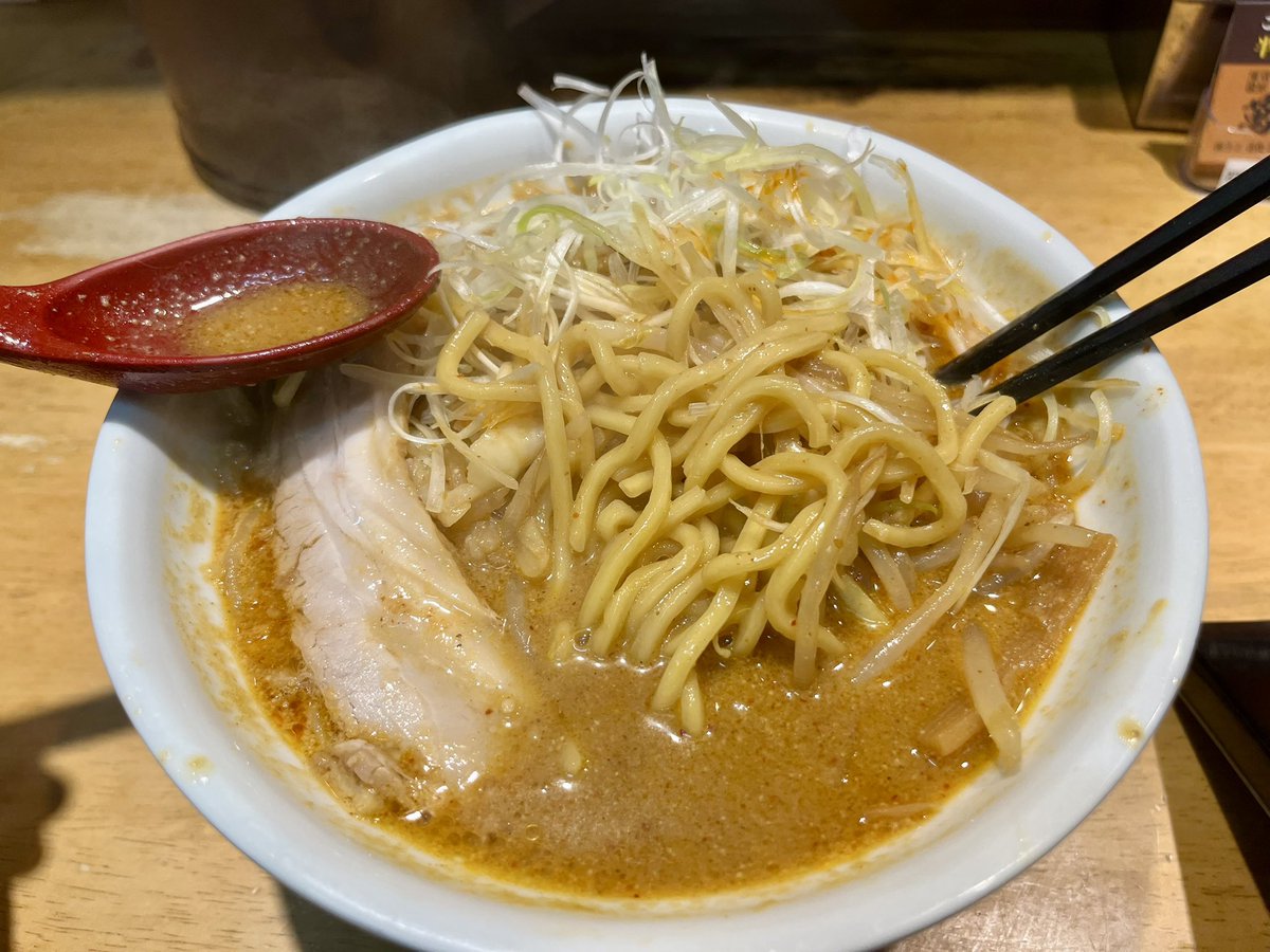 hidekisans15's tweet photo. 萬馬軒 新宿南口店

辛味噌ラーメン

濃厚豚骨ベースの辛味噌ラーメンでめちゃくちゃ美味しかった☺️ https://t.co/VigVl4r6tz