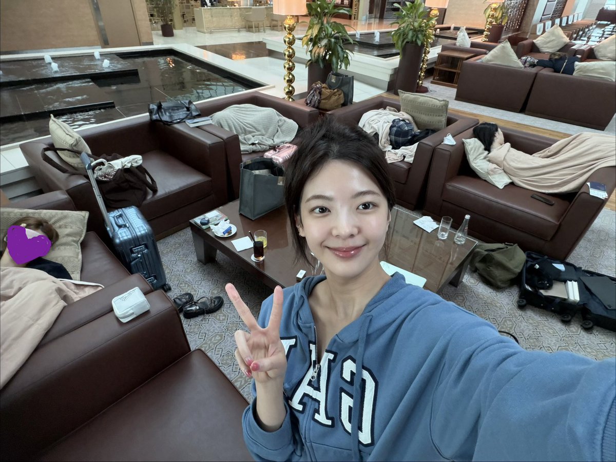 itzypopbase's tweet photo. ITZY is currently gaining attention for falling asleep at the airport after their flight got cancelled while on tour. https://t.co/0ZEoo3YW8L