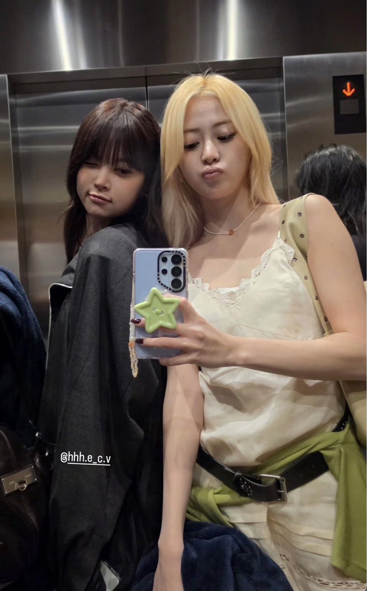 sserapics's tweet photo. jenaissante instagram update 

: with EUNCHAE 

#HUHYUNJIN #허윤진
#LE_SSERAFIM #르세라핌 https://t.co/kyHeKvoJZf