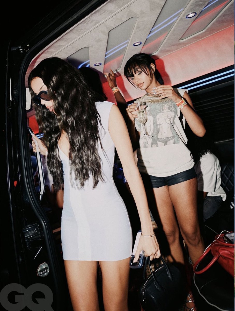 mozuzz's tweet photo. 2 bad bitches https://t.co/db6tj4rssy