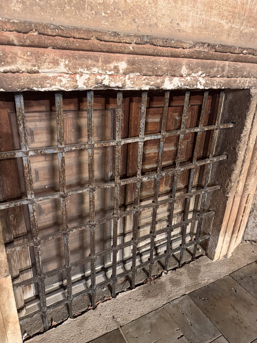 DuquesaSevillan's tweet photo. Podría parecer la ventana de la casa abandona de mi tía Paqui pero no, es el palacio que mayor valor histórico tiene en esta ciudad #laciudaddelaschapuzas y que ni a su alcalde @AnaGuarinos @ppguadalajara ni a @PSOEGuadalajara parece importar nada https://t.co/f4ACdTxSPH