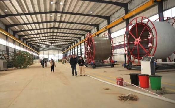 FerHodler's tweet photo. 🇦🇷 VACA MUERTA YA NO SOLO SACA: FABRICA

Plastiferro abrió en Plaza Huincul una planta Oil &amp; Gas para producir tubos destinados a petróleo, gas y agua. Sumó 190 empleos entre directos e indirectos y busca fabricar localmente lo que antes se importaba. Esto recién empieza. https://t.co/5ZUXspxdlR