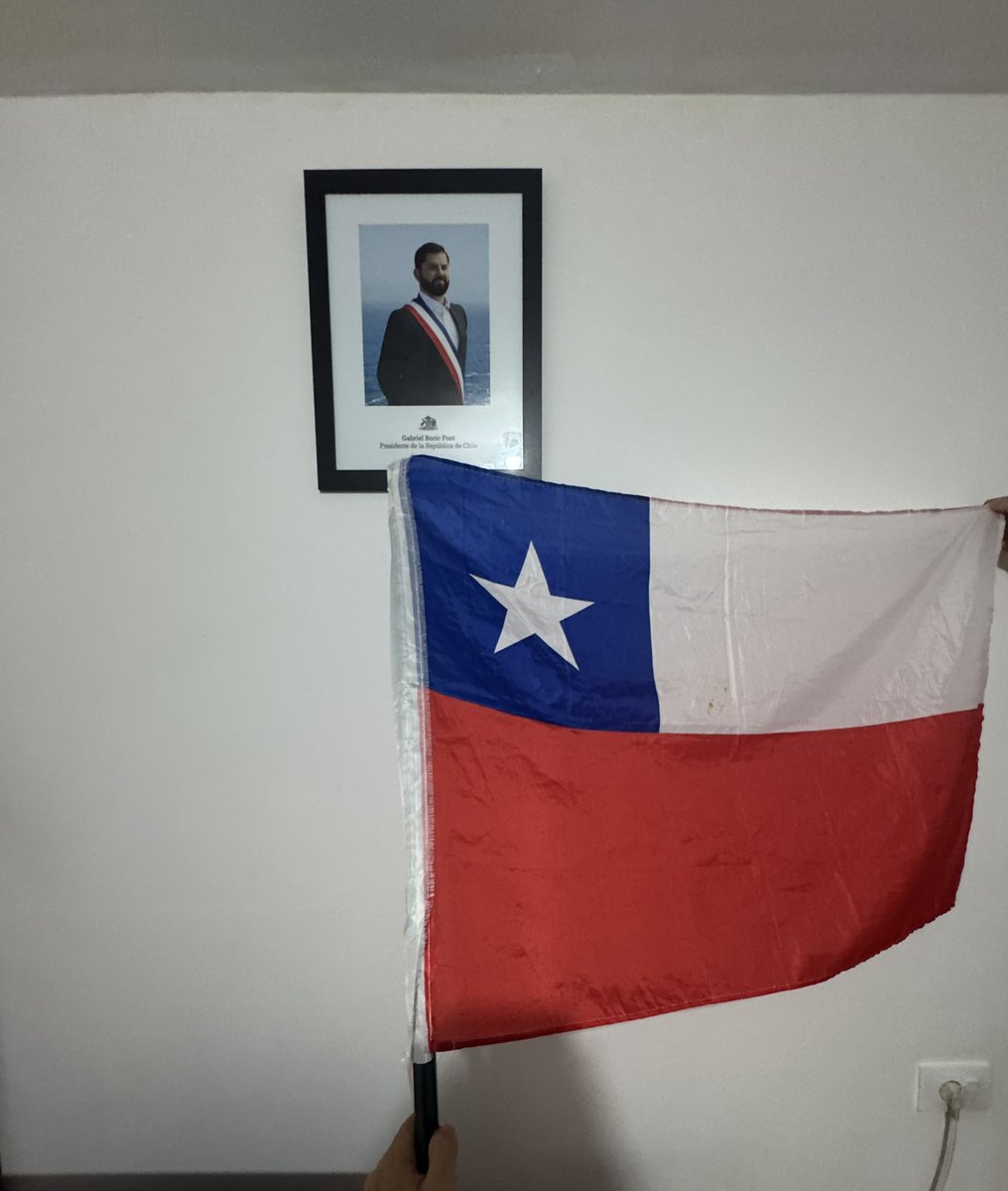 felipeazul17_'s tweet photo. Listos con la bandera chilena 🇨🇱 acá en España 🇪🇸. Siempre después del 12. Mis segundas Fiestas Patrias fuera de mi país. ❤️🇨🇱

#Chile #FiestasPatrias #11DeSeptiembre #NiPerdónNiOlvido https://t.co/ZPu4eTFdKx
