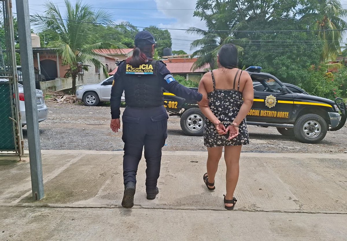 PNCdeGuatemala's tweet photo. En otros casos
En el ingreso a la cárcel de Izabal, capturaron a Sucely “N” de 23 años, por estafa propia.
En la entrada al centro carcelario Pavón, investigadores de la #DIDAE detuvieron a Yeni “N”, de 31 años, por el delito de extorsión.
#ProtegerYServir https://t.co/Jrl9LfL0dn
