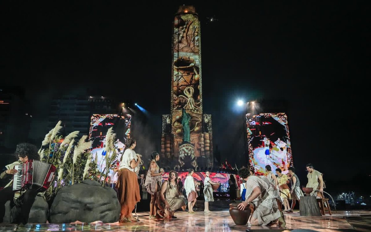 claudiosavoia's tweet photo. Mirá qué lindo: en Rosario inauguraron los Juegos Suramericanos de Santa Fe, con una fiesta a la que asistieron 250 mil personas y delegaciones de 15 países. La competencia regional reunirá desde este domingo a más de 4.000 deportistas en Rosario, la ciudad de Santa Fe y Rafaela. Cantaron Baglietto, Cacho Deicas, Rada Aristarán, Valentino Merlo, Luck Ra y Soledad Pastorutti. El gobernador Maximiliano Pullaro dejó inaugurados los Juegos con un saludo que sólo entendemos en Argentina: “Bienvenidos a la ciudad más linda de nuestro país, a esta ciudad que intentaron poner de rodillas, pero hoy está de pie”. Es verdad; Santa Fe pasó de ser la provincia más insegura y salir casi a diario en las noticias por los narcos y los crímenes, a tener los indicadores de violencia más bajos de los últimos 30 años y ser sede de estos Juegos que ojalá salgan increíbles. Vamos que se puede, Argentina!