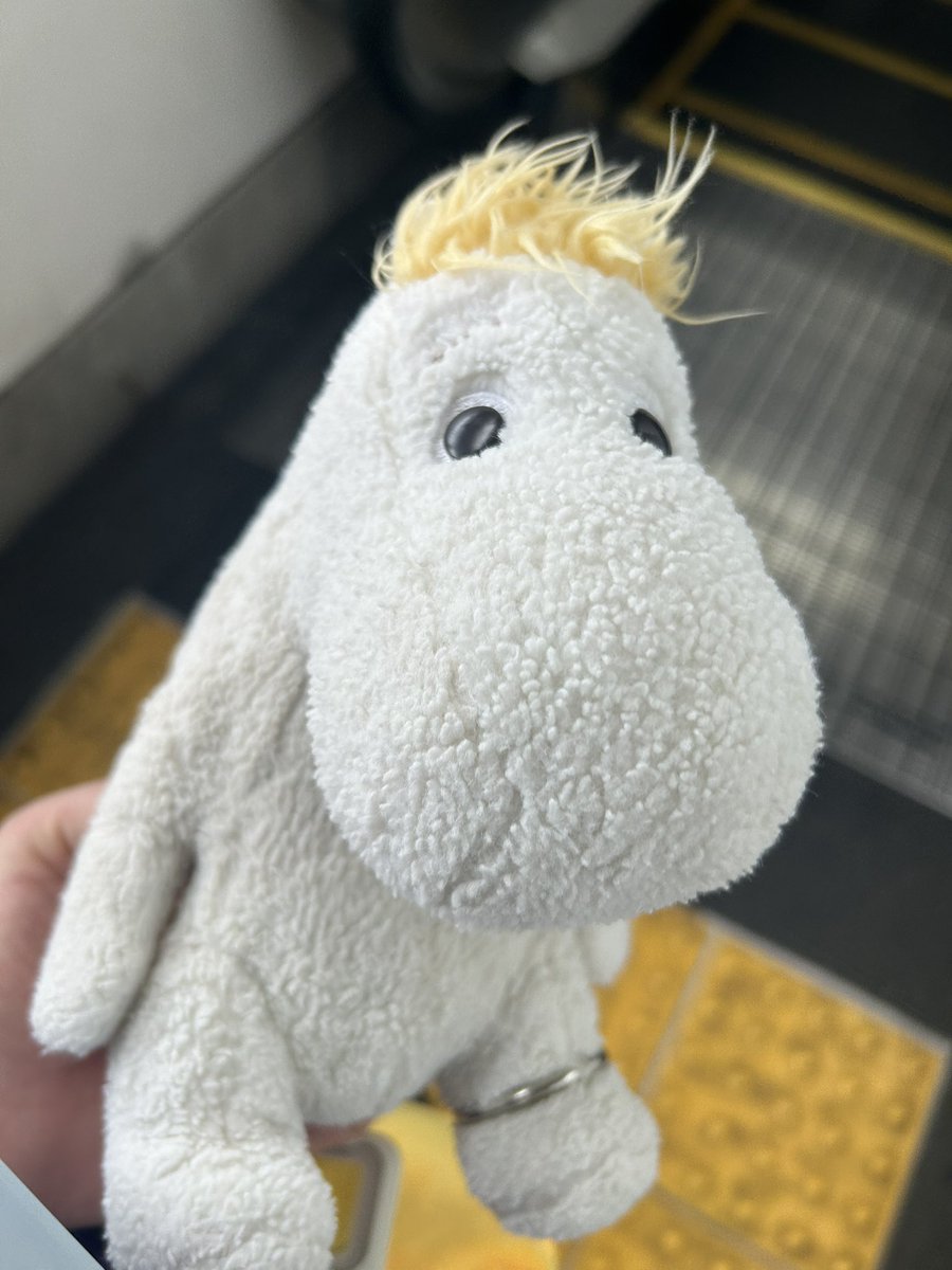 mfmf0119's tweet photo. 誰かのだいじなムーミン 駅に届けてありますよー！ #ムーミン #ぬいぐるみ https://t.co/U7noGViD6P