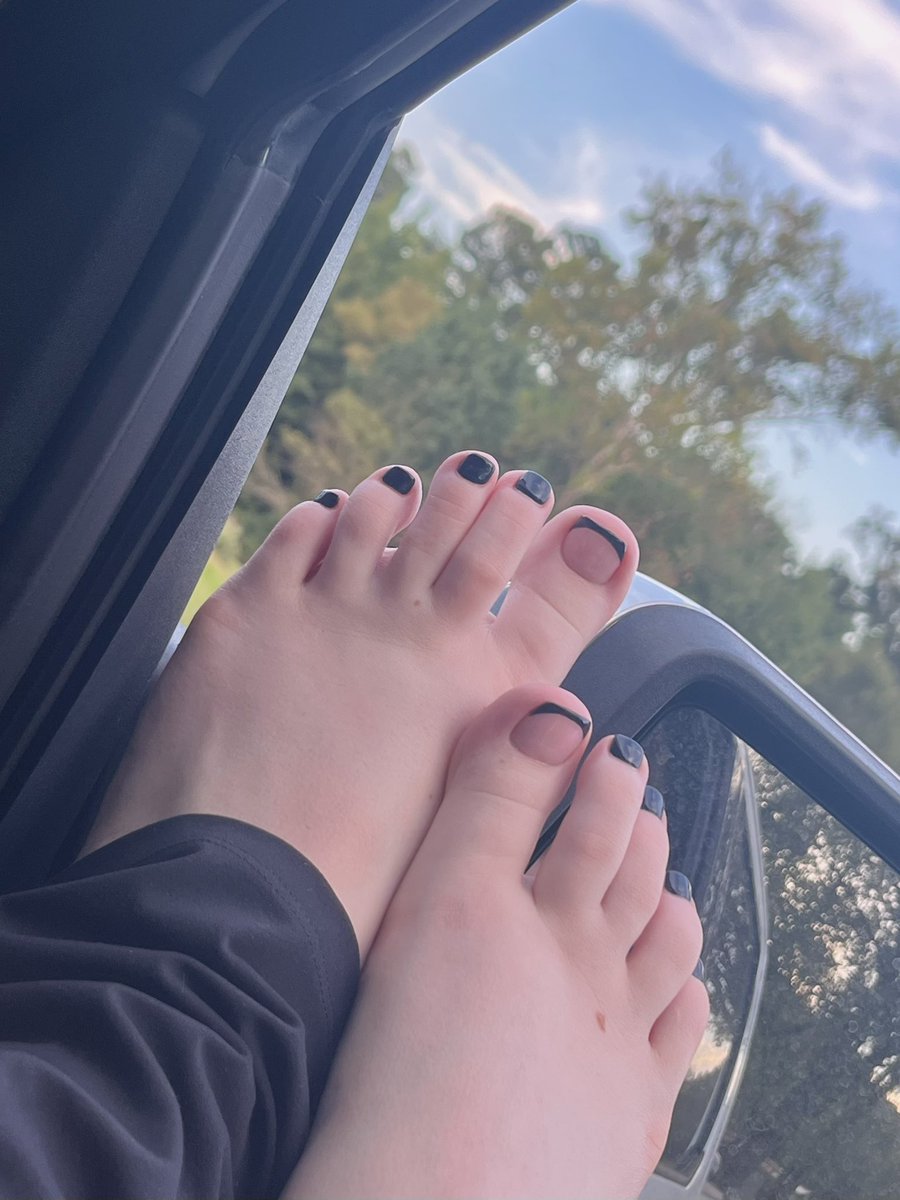 jtoezzz's tweet photo. doing a bunch of custom content tonight, message me for my menu 🖤 https://t.co/qadNVXLnon