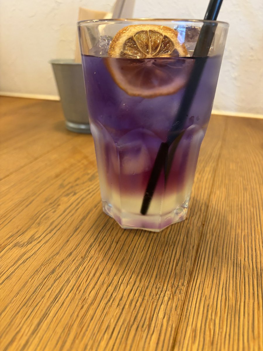 hayami2025's tweet photo. 写真を見ると、今回は「キューバサンドの存在感＋バタフライレモネードの色＋アサイーボウル」でかなり映えるので、料理名を並べすぎず流れを作った方がX向きです。

昨日のランチは小倉・馬借の
「オールウェイズサンシャイン サンドウィッチバー」へ🥪

先月、友達に教えてもらって行ったら美味しくて、早くも再訪。

今回はキューバサンドをサラダ＆コーヒーのセットで。
香ばしく焼かれたパンに、とろけたチーズ。やっぱり美味しい😋

さらにバタフライレモネードとアサイーボウルも追加。
見た目もきれいで、最後までしっかり満足。

そしてスタッフさんの気遣いも素晴らしく、今回も気持ちよく過ごせました。
「また来たい」と思えるお店です☺️