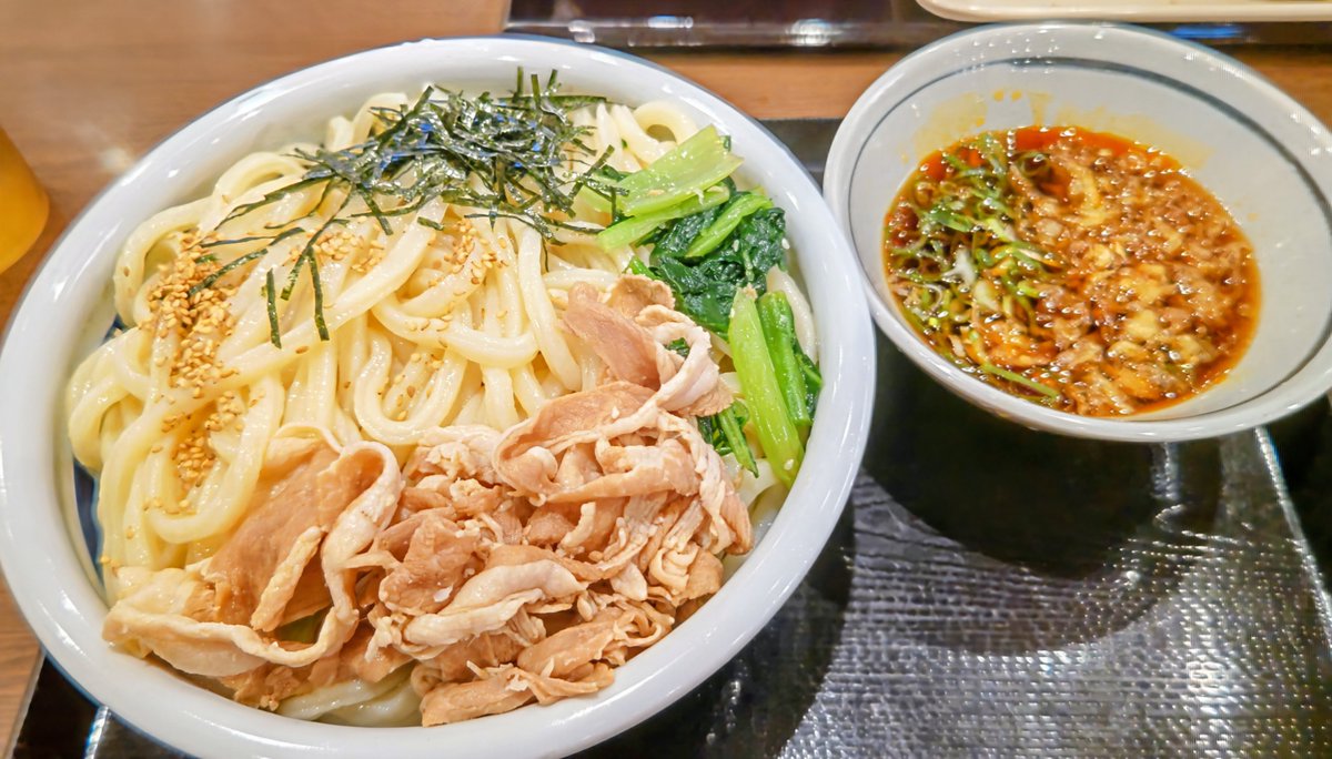 hotairgo's tweet photo. ホットエアーの吉田です
2026年9月13日　日曜日

丸亀製麺さん

季節メニューかな
旨辛のつけ麺スタイル
麺3玉まで増量可能

麺は中々美味しいけども汁の後口が少ししんどいな

以下はホットエアーの案内文です

ホットエアーのラーメンは、天然素材のみから旨味を抽出し、 調味料もうま味調味料類を含んでいない物を選んでいます

ミシュランガイド京都・大阪+鳥取2019 ビブグルマンで掲載＆メディア取材100本以上

週末も並びは無いので入店はスムーズ＆
最速で1時間50杯なのでお待たせしません

無料P20台　
定休日は火曜日
臨時休業あり、告知はX
営業11時15分〜14時Lo
予約不可
4人テーブル2卓
カウンター8席
中待ち5席

本日も宜しくお願い致します