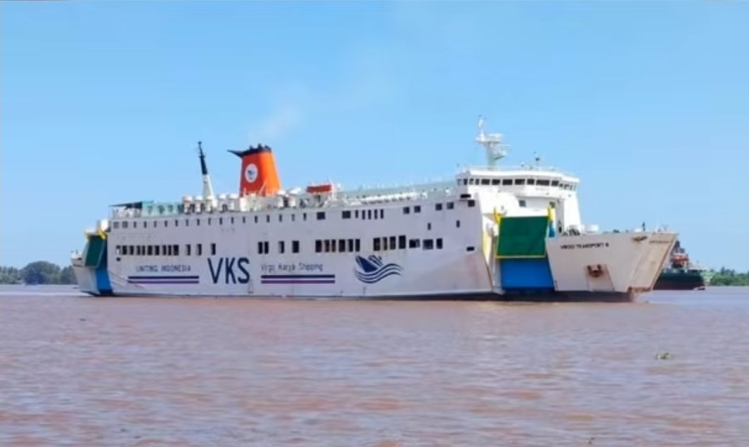 Asemanis0127's tweet photo. 「VIRGO TRANSPORT 8」は、元「フェリーくるしま」で、スラバヤからバンジャルマシンへ向かう途中、未明に沈没したと報じられています。正確な原因については、現在調査が行われています。 https://t.co/Z23OpyMFr9