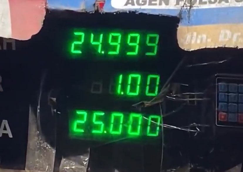 tempedotc0's tweet photo. PERTALITE DIJUAL 25 SAMPAI 30 RIBU PER LITER DI MAKASSAR 🥲

Melihat situasi seperti ini, rasanya seperti warga bunuh warga. Di sisi lain mereka yang ngejual dengan harga tidak wajar merasa pantas karena usaha mereka mengantre panjang.

Selain itu, Makassar saat ini mengalami banyak masalah. Mulai dari air, gas, listrik hingga bensin.

Beberapa kejadian warga cekcok dengan petugas SPBU juga ramai di-timeline.